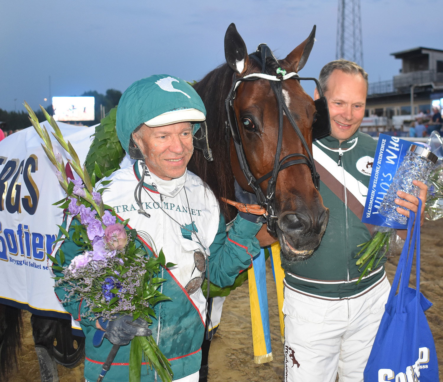 Örjan Kihlström, Who's Who och Pasi Aikio efter Travkompaniets största seger 2021, Hugo Åbergs memorial på Jägersro. Foto; A.Lindblom